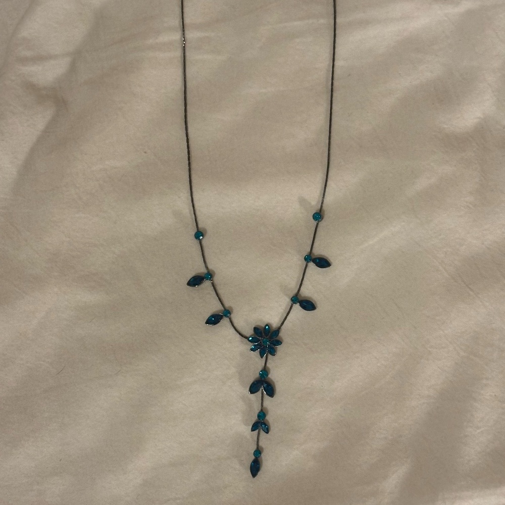Delicate Necklace – Turquoise Flower & Teardrop Design